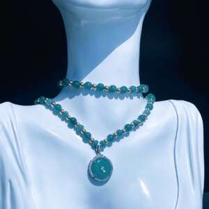 Collar de Jade Princesa Hielo – Azul, Rosado y Verde – Con Dije del Universo 🌍✨