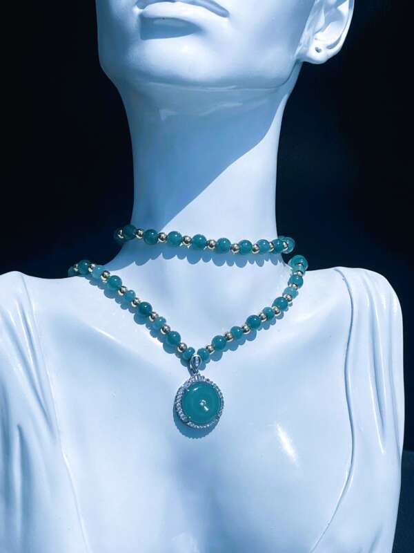 Collar de Jade Princesa Hielo – Azul, Rosado y Verde – Con Dije del Universo 🌍✨