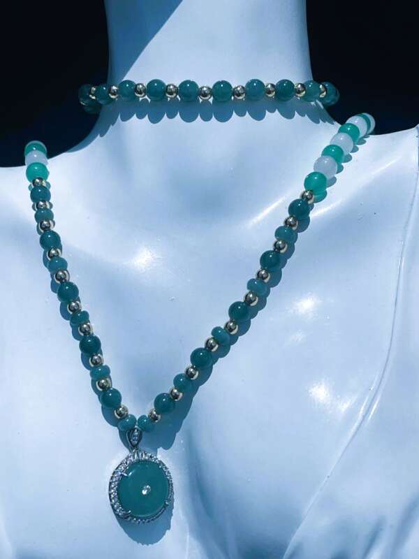Collar de Jade Princesa Hielo – Azul, Rosado y Verde – Con Dije del Universo 🌍✨ - Imagen 5