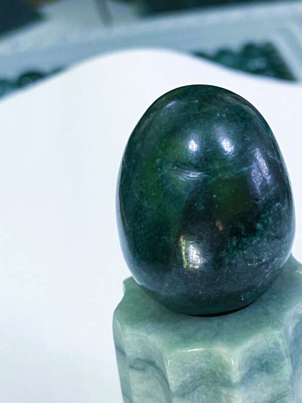 🥚 Huevo de Jade Verde Aguacate – “Equilibrio en tus Manos” - Imagen 3