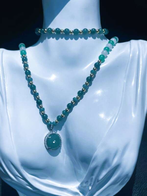 Collar de Jade Princesa Hielo – Azul, Rosado y Verde – Con Dije del Universo 🌍✨ - Imagen 6