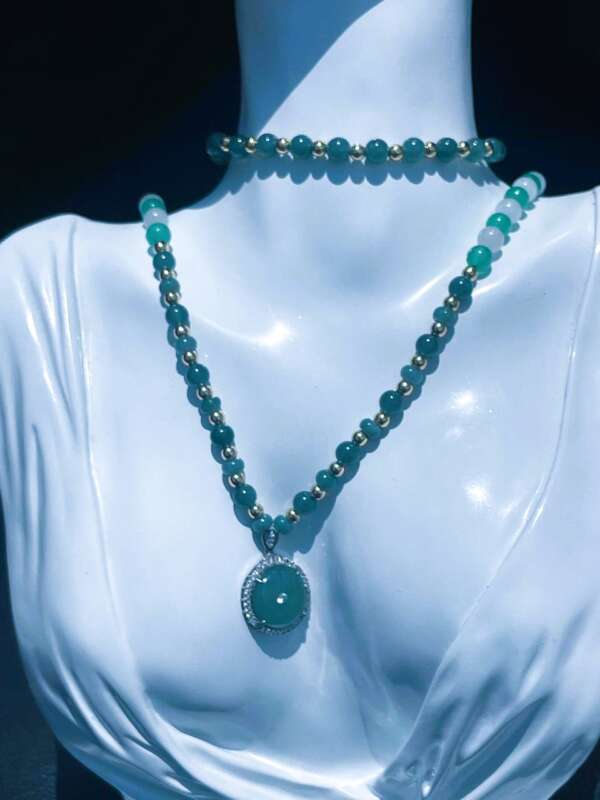Collar de Jade Princesa Hielo – Azul, Rosado y Verde – Con Dije del Universo 🌍✨ - Imagen 7