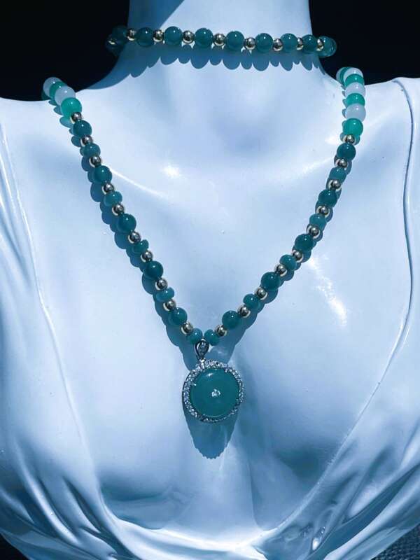Collar de Jade Princesa Hielo – Azul, Rosado y Verde – Con Dije del Universo 🌍✨ - Imagen 8