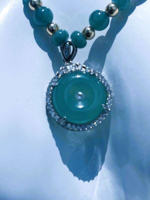 Collar de Jade Princesa Hielo – Azul, Rosado y Verde – Con Dije del Universo 🌍✨ - Imagen 9