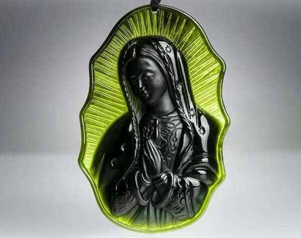 “Madre Protectora” – Dije de la Virgen en Jade Negro Natural