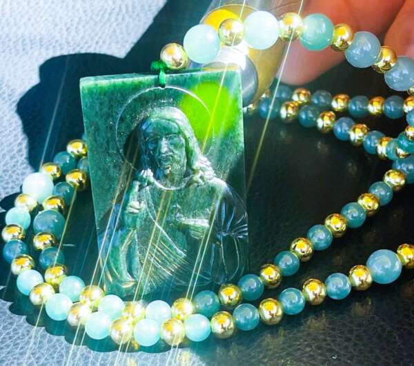 Rosario de Jade Princesa con Dije de Jesús