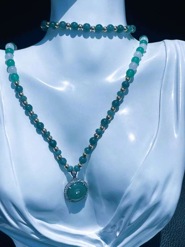 Collar de Jade Princesa Hielo – Azul, Rosado y Verde – Con Dije del Universo 🌍✨ - Imagen 2