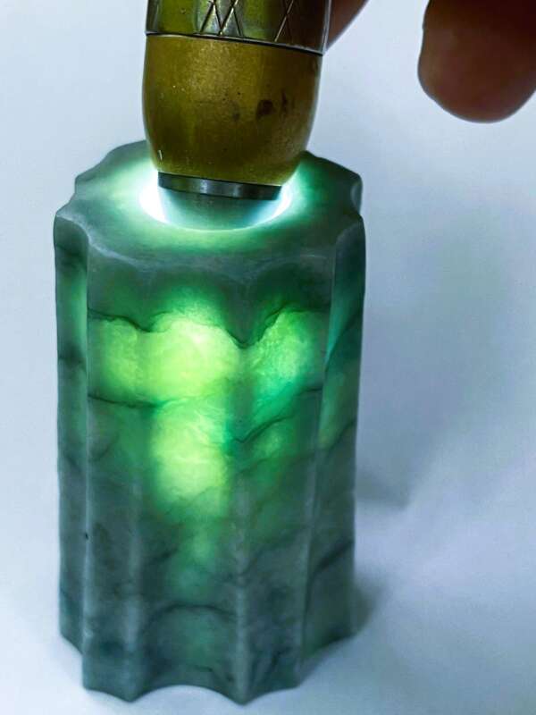 🌿 Torre de Jade Manzano – “Columna de Luz”