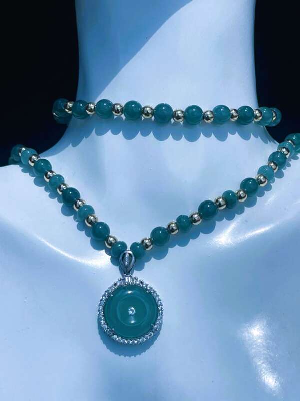 Collar de Jade Princesa Hielo – Azul, Rosado y Verde – Con Dije del Universo 🌍✨ - Imagen 3